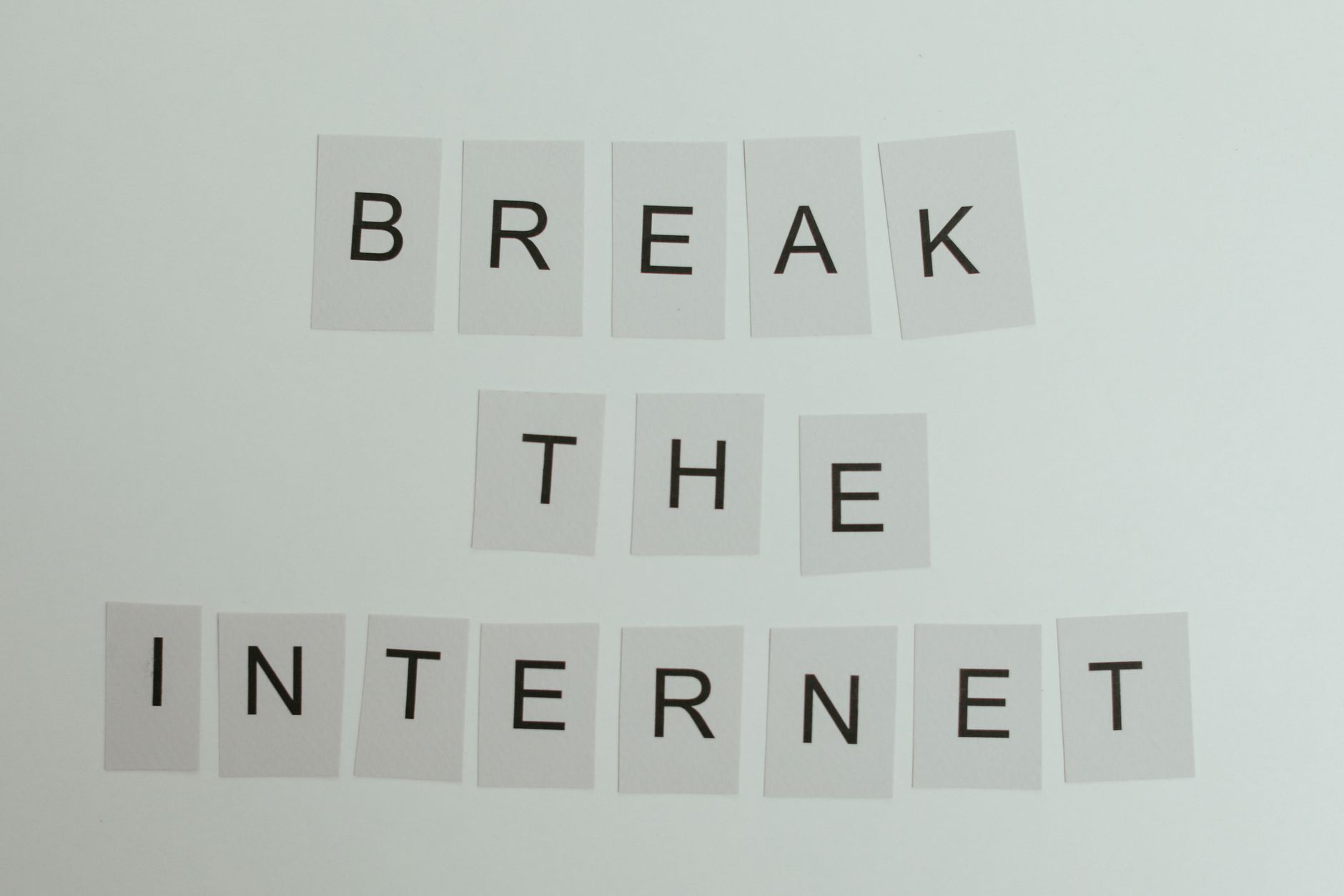 Conceptual image with text 'Break the Internet' using letter cards on a light background. — Was macht die mobile Plattform vo
